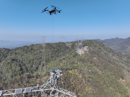 科技赋能抗寒潮 南网超高压梧州局重载无人机助力筑牢高海拔线路防冰防线
