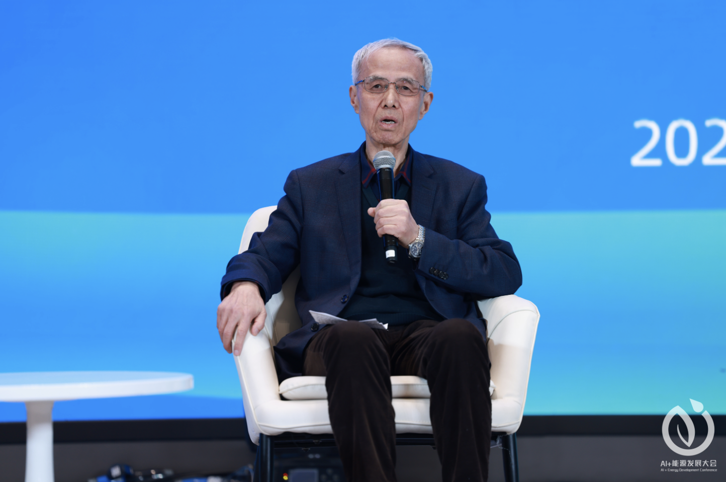 国家能源局原副局长张玉清谈“AI+能源”：示范先行 + 协同攻关 + 产学研用