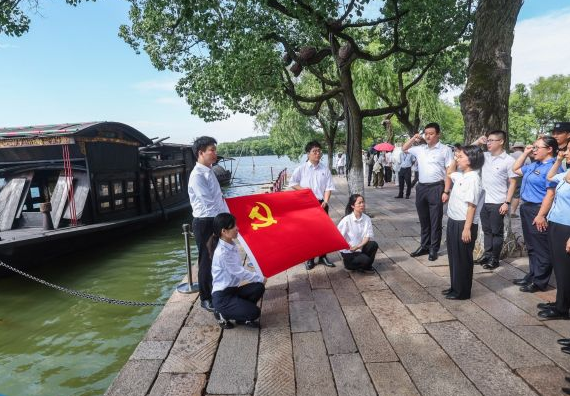 始终不渝坚持党的领导
