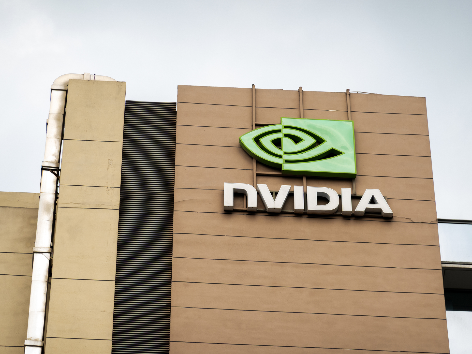 英伟达季度营收破纪录 黄仁勋称AI迎拐点