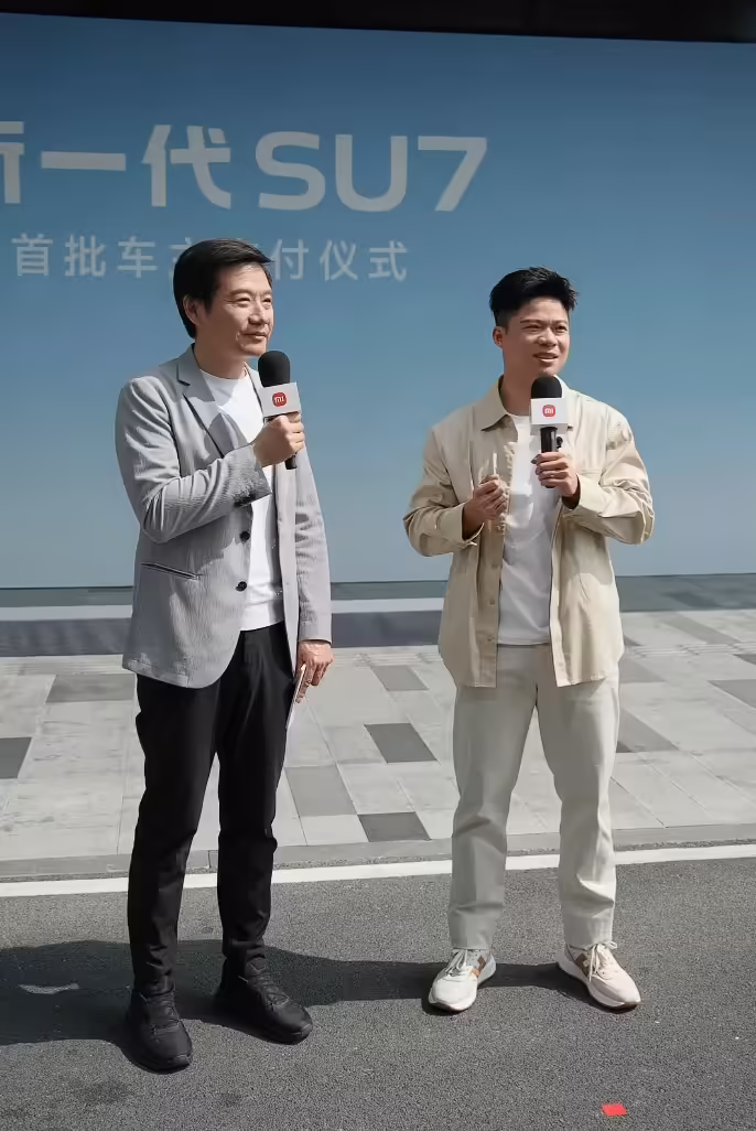 雷军亲送小米SU7首批车主 亲自开车门